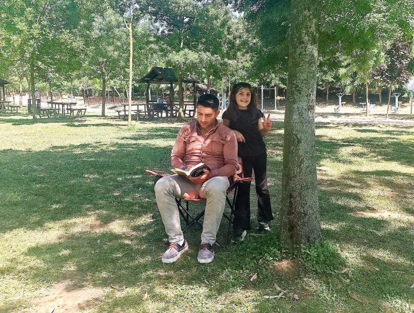 Murat Atsız Gebze Vadi Park Ahmet Ümit Okuyan Baba ve Kızı Fotoğrafı